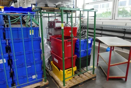 Lot d'accessoires/technique plastique, avec support