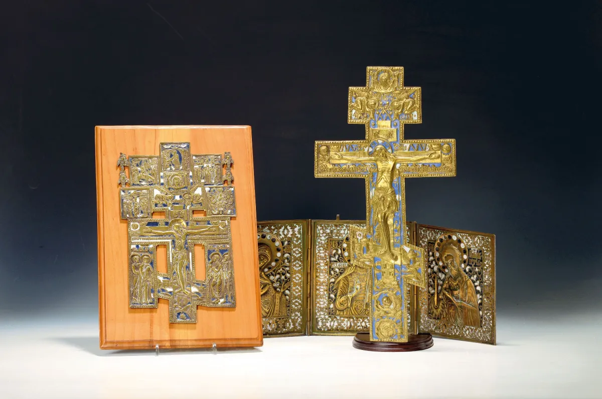 trois croix orthodoxes / icônes de voyage, 2e moitié 19e s., laiton émaillé, a