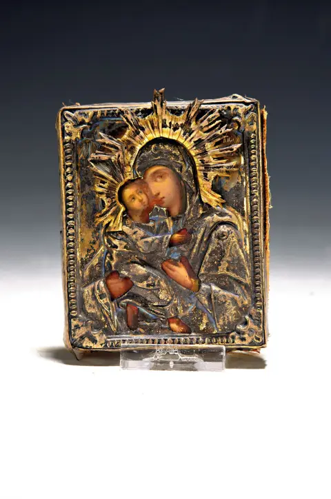 Petite icône, Russie, 19e s., oklad en argent, Vierge à l'Enfant, tempera à l'œuf/bois,