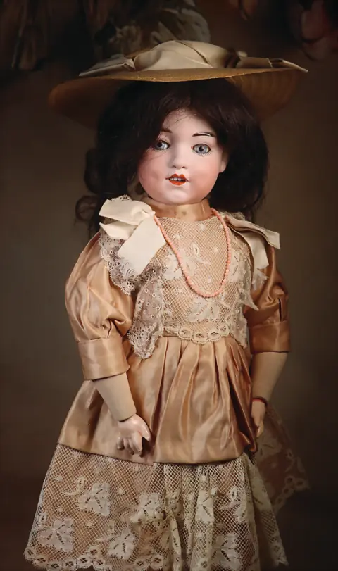 HEUBACH – vers 1915, tête tournante en porcelaine biscuit teintée rosé avec yeux dormeurs en verre bleu clair