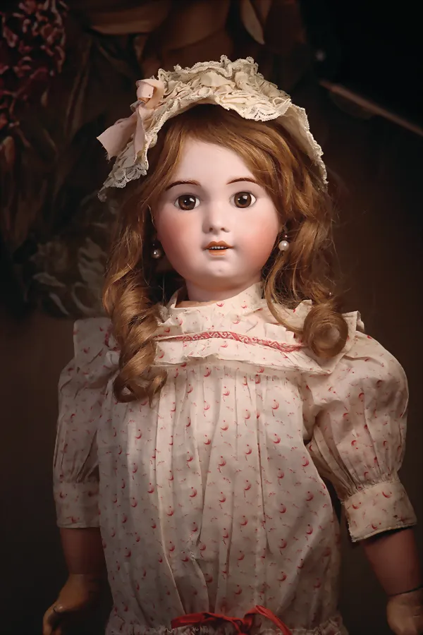 SFBJ – circa 1910, biscuit porcelain crank head with fixed brown paperweight eyes