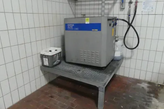 NILFISK ALTO Solar Booster 7-58EH s vyobrazeným příslušenstvím