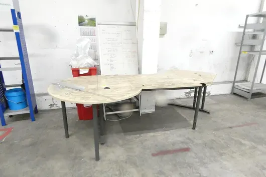 Einrichtungsset mit Tisch, Flipchart und Boxen