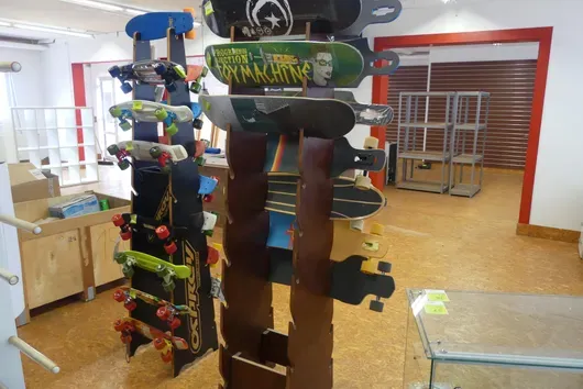 Regál na skateboardy, bez obsahu