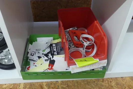 Lot bracelets/autocollants + 2 caisses