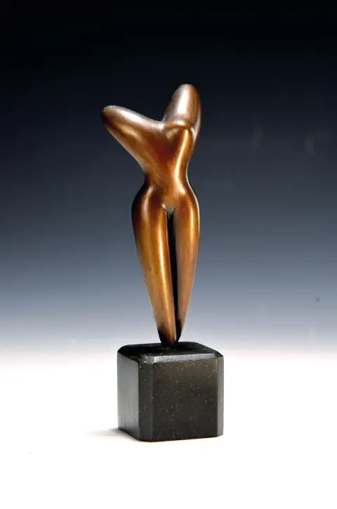 2 petites figures en bronze : 1 x Marco Pioni, né en 1959, La Danse, sign. et num. 1026/5000,