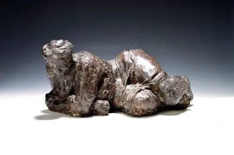 Wanda Pratschke, née en 1939 à Berlin, sculpture en bronze, demi-nu féminin allongé, mouvement