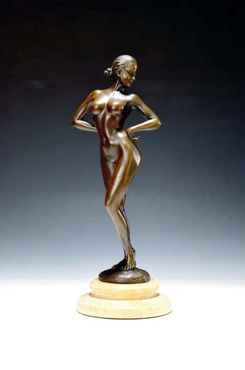 Raymondo, artiste contemporain, nu féminin debout avec les bras sur le