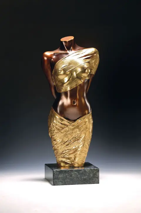 Willi Kissmer, né en 1951, sculpture en bronze, demi-nu avec deux draps, partiellement doré,