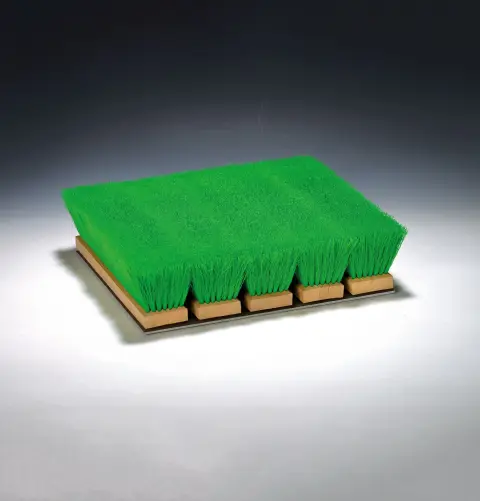 Ottmar Hörl, né en 1950, Cinq balais, vert, objet composé de 5 balais à poils verts, sur