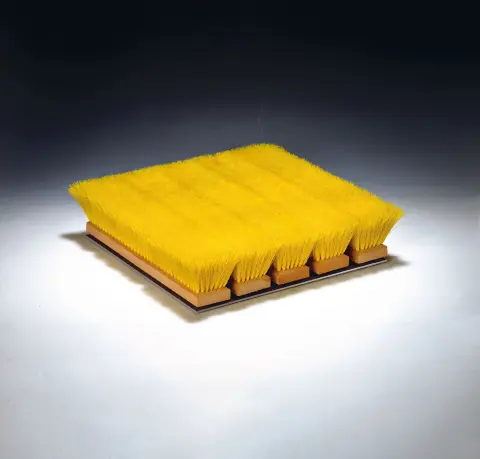 Ottmar Hörl, né en 1950, Cinq balais, jaune, objet composé de 5 balais à poils jaunes, sur