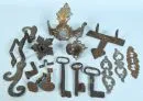 Keys and fittings, 16 pieces – wrought iron (mostly corroded), various shapes, H= 6-43 cm, incl. 3 keys, various knobs, ...