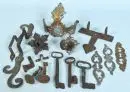 Clés et ferrures, 16 pièces – fer forgé (majoritairement corrodé), formes diverses, H= 6-43 cm, entre autres 3 clés, divers boutons, ...