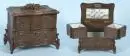 Coffret à bijoux – bois, teinté foncé, décorations sculptées avec edelweiss, couvercle rabattable, 2 compartiments rabattables, corps galbé, ...