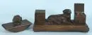 Psací souprava – dřevo, mořené do hněda, s plasticky vyřezávanou figurou psa, 2 skleněné vložky, 11 x 30 x 15 cm