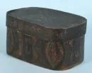Boîte en bois – décor floral sur fond brun, ovale, 14 x 25 x 19 cm, probablement 18e s.