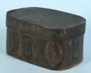 Boîte en bois – décor floral sur fond brun, ovale, 14 x 25 x 19 cm, probablement 18e s.