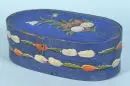 Boîte en bois – peinte à la main, décor floral sur fond bleu, ovale, 12 x 33 x 18 cm, 19e s.