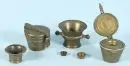 Poids de balance et mortiers, 2 pièces chacun – laiton, poids incomplets, 1 marqué "Zacharias Abend, Nürnberg um 1750", 2 mortiers miniatures, formes diverses