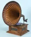 Gramophone à entonnoir – corps en bois avec reliefs métalliques, entonnoir métallique décoré, env. 72 x 51 x 59 cm, vers 1900