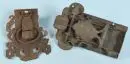 Serrures de coffre, 2 pièces – fer forgé (corrodé), formes et décors variés, L= 23/25 cm, XVIIe/XVIIIe s., 1 avec clé, les deux endommagées