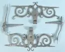 Pentures de porte avec supports, 2 pièces chacune – fer forgé, formes florales avec décorations gravées, pentures H= 38 cm, supports H= 24 cm, XVIIe s.