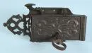 Serrure de porte – fer forgé (patiné), décorations en relief et ajourées, L= 33 cm, 17e s., avec clé, légèrement...