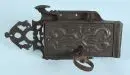 Serrure de porte – fer forgé (patiné), décorations en relief et ajourées, L= 33 cm, 17e s., avec clé, légèrement...