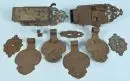 Serrures de porte, 2 pièces avec 8 ferrures – fer forgé (corrodé), serrures avec décorations gravées, L= 35 cm, 4 ferrures à charnière, chacune 2 plaques de clé et...