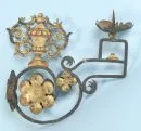 Bougeoir mural – fer forgé (corrodé), partiellement doré, avec décor de vases et fleurs, env. 25 x 28 cm, vers 1800