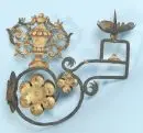 Bougeoir mural – fer forgé (corrodé), partiellement doré, avec décor de vases et fleurs, env. 25 x 28 cm, vers 1800