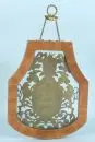 Blason – laiton, découpé et richement gravé avec 2 lions, feuilles d'acanthe, fleurs et couronne de mitre, daté "1693 Iahr - 1731 renoviert", 36 x 27 cm, 17e s., cadre en noyer courbé avec suspension à chaîne, total 43 x 36 cm