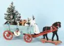 Kerstkoets – hout, polychroom, stoffen paard op wielen, met engelenpop, meerdere houten figuren en kerstboom, L= 59 cm