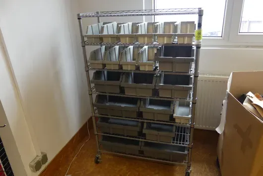Transport shelf with crates