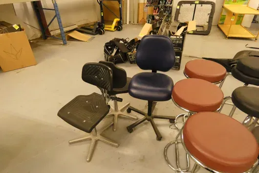 3 chaises pivotantes