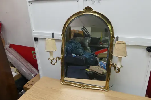 Nástěnné zrcadlo s lampami