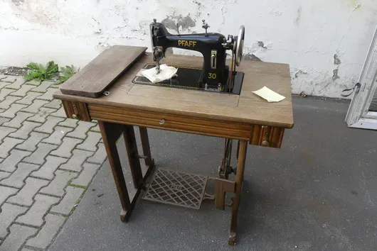 Pfaff naaimachine met tafel