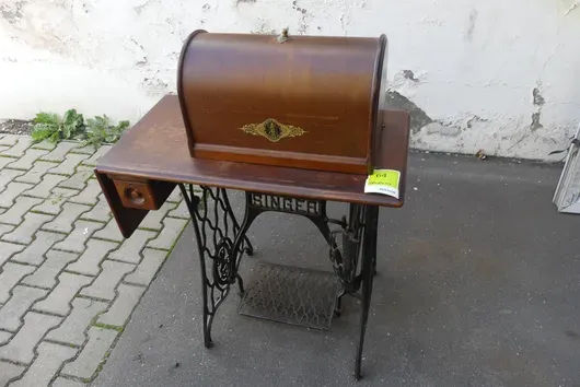 Machine à coudre Singer avec table