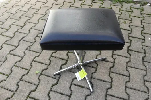 Zabytkowy stołek obrotowy