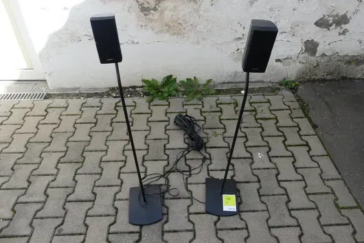 2x Bose speakers with stand