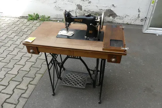 Pfaff sewing machine with table