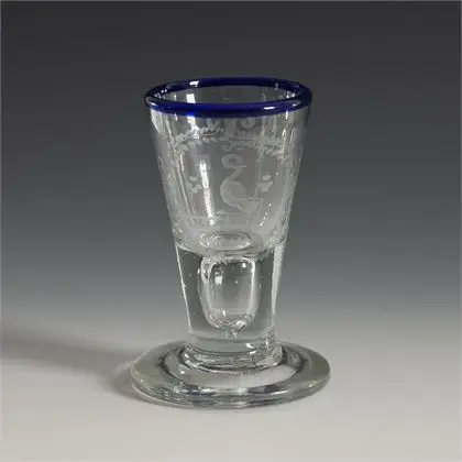 Verre à schnaps baroque avec bord bleu. Lauenstein