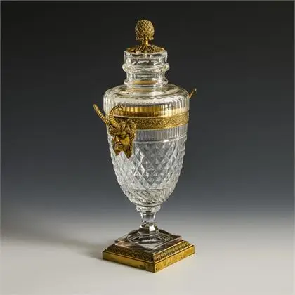 Bonbonnière avec monture en bronze