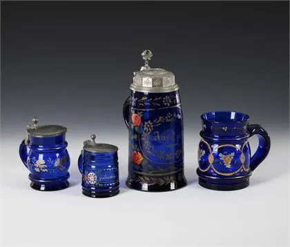 4 chopes à bière en verre cobalt