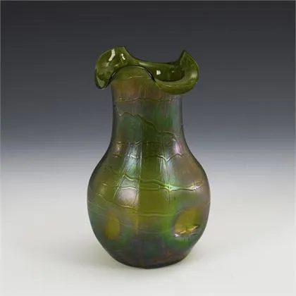 Vase Art nouveau avec perles et filet. Kralik