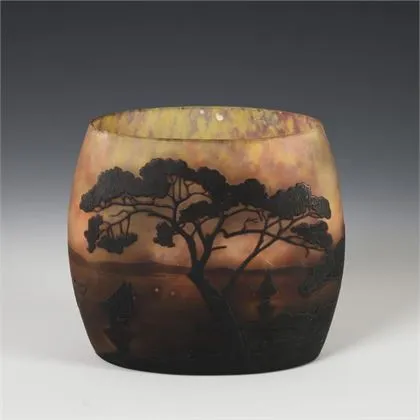 Vaas met landschapsdecoratie. Daum