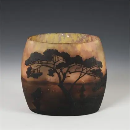 Vaas met landschapsdecoratie. Daum