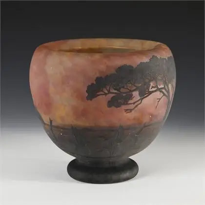 Jugendstil vaas met landschapsdecoratie. Daum
