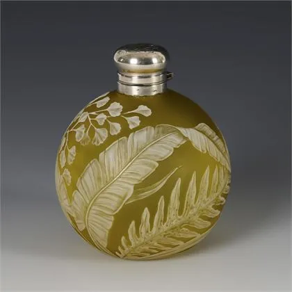 Flacon met floraal decor. Thomas Webb (toegeschreven)
