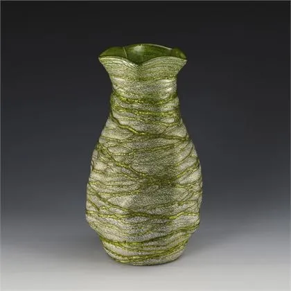 Jugendstil vaas met mica- en draaddecoratie. Kralik